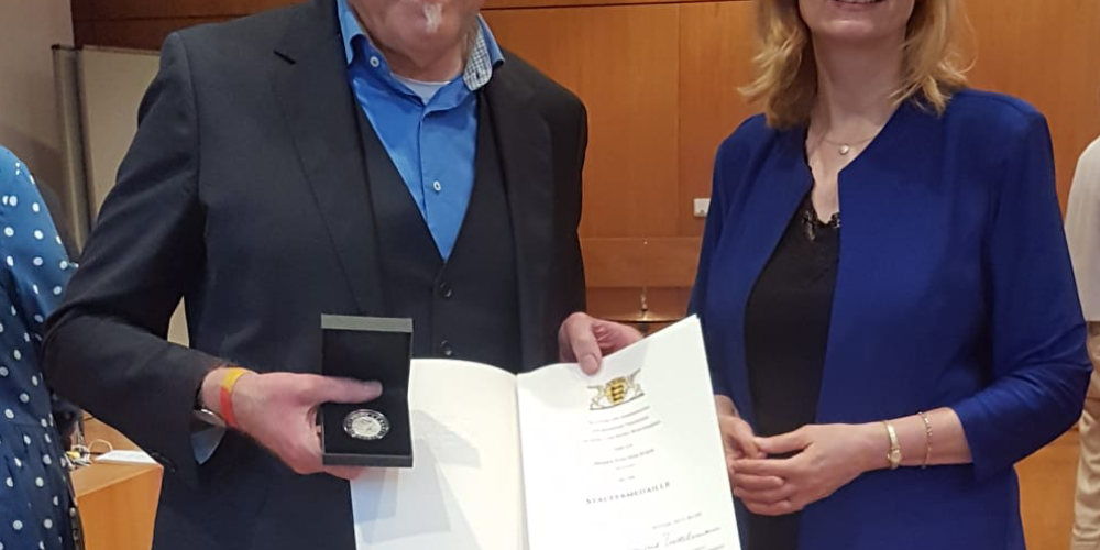 Joachim Stein bekommt von Bürgermeisterin der Landeshauptstadt Stuttgart, Isabel Fezer, die Staufermedaille überreicht.