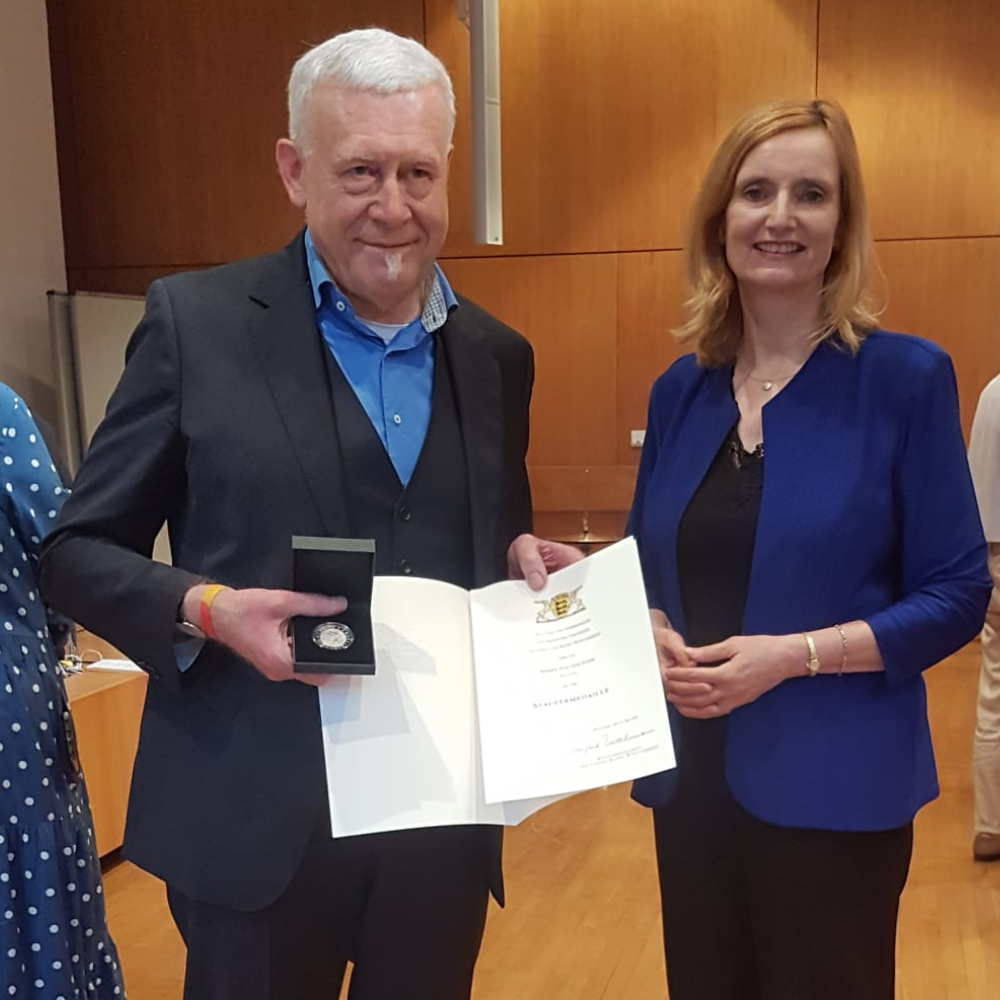 Joachim Stein bekommt von Bürgermeisterin der Landeshauptstadt Stuttgart, Isabel Fezer, die Staufermedaille überreicht.